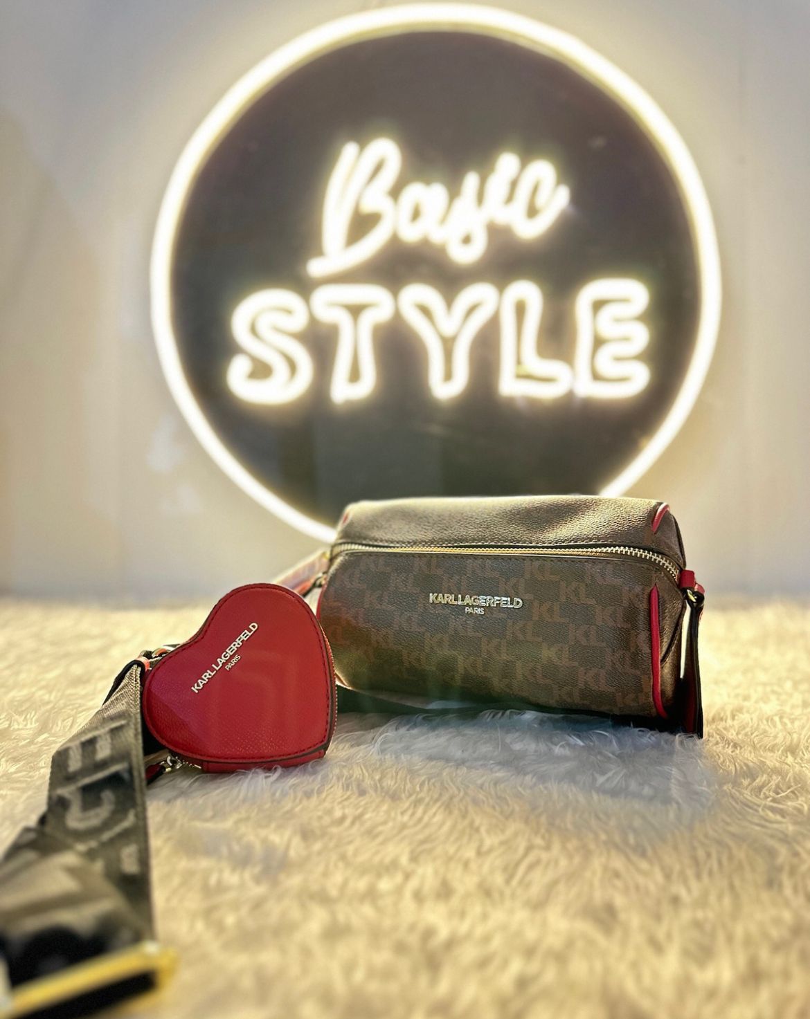 Crossbody Karl Lagerfeld con monedero en forma de corazón